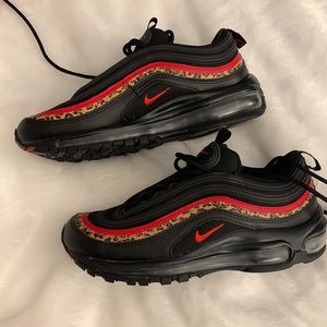 EUC! NIKE air max animal print, cheetah, red, black sneakers, athletic shoes